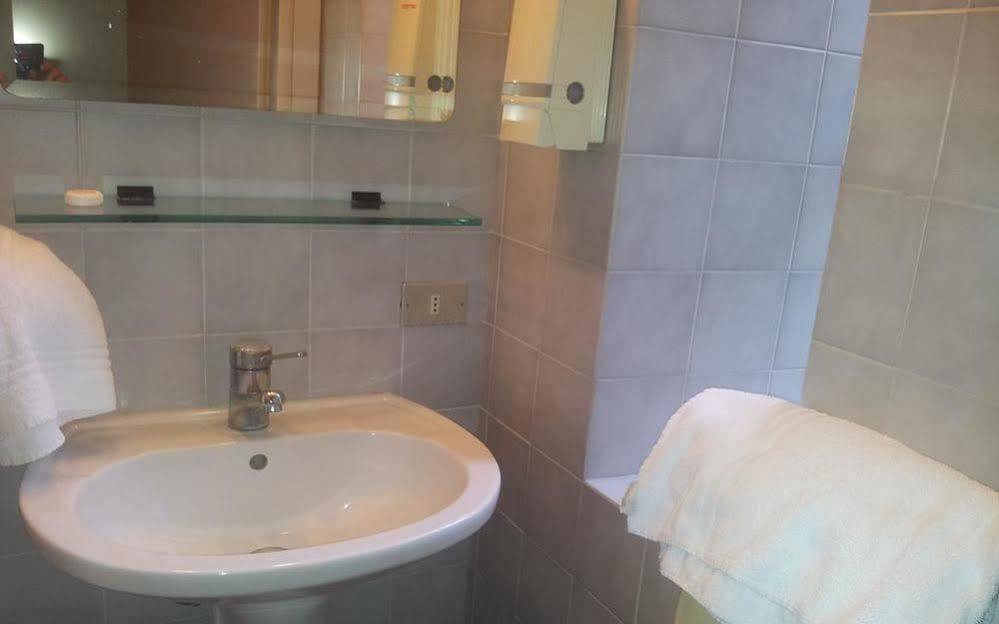 Albergo Leonardo Da Vinci Milan Bagian luar foto