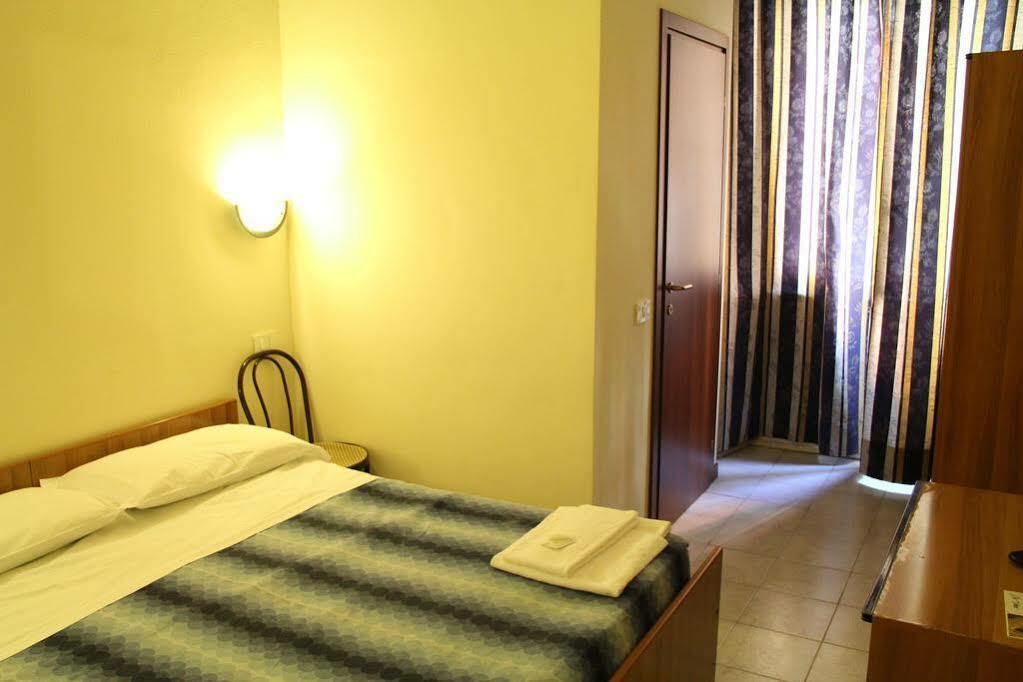 Albergo Leonardo Da Vinci Milan Bagian luar foto
