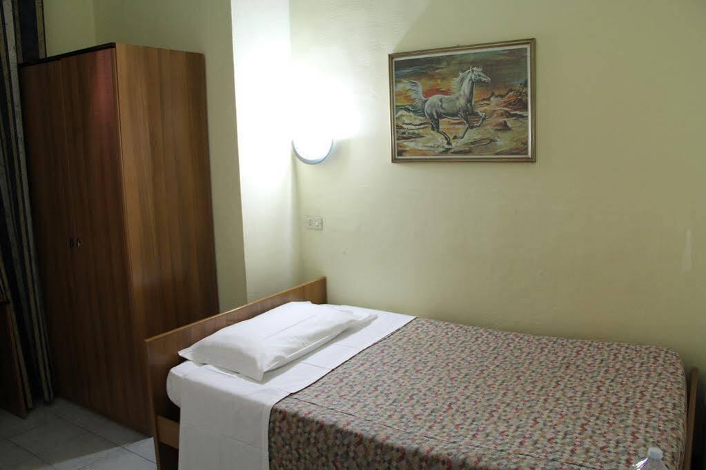 Albergo Leonardo Da Vinci Milan Bagian luar foto