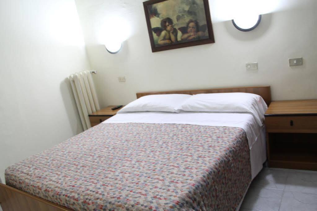 Albergo Leonardo Da Vinci Milan Bagian luar foto