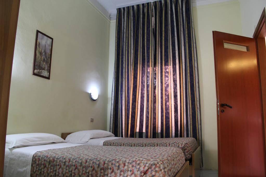 Albergo Leonardo Da Vinci Milan Bagian luar foto